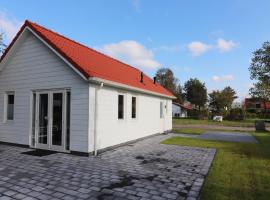 Chalet in Friesland with terrace, hotel a Sint Nicolaasga