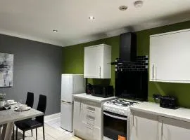 Elegant 1BD, Gym, Parking, Bus to Airport, Sleeps4