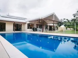 Blue Wren - Chic and Spacious Country Pool House