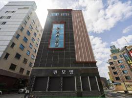 Mokpo Queen Business Hotel, motel in Mokpo