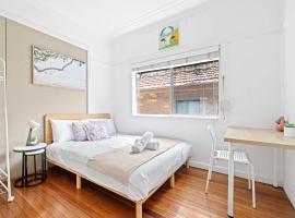 Private Double Room - Centrally Located At Ryde - Shared Bathroom, ξενοδοχείο στο Σίδνεϊ