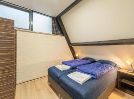 Woodland Bungalow w BBQ, hotel em Stramproy