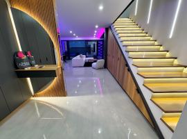 Design-Villa mit privatem Pool, Whirlpool & stimmungsvoller Beleuchtung、リンツのヴィラ