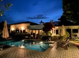 Green View suite with private bathroom and kitchen