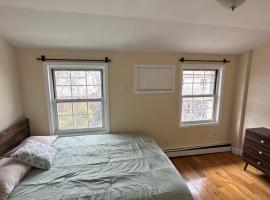 Cozy Queens Escape, villa in Laurelton