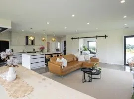 Spacious 5 Bed Home 2 Mins to Beach
