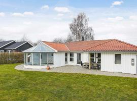 8 person holiday home in Juelsminde-By Traum, hotel a Sønderby