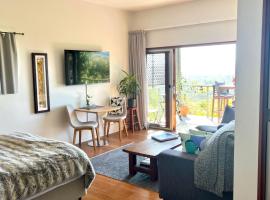 Callemondah Studio with stunning views, in Bangalow and Byron Hinterland