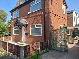 Cosy 2-Bed House in Manchester