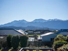 Four Peaks on Matai - Te Anau Holiday Home