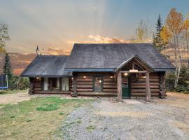 Rustic Log Chalet in Nature - Chalet Le Melisse، فندق في Trois Rives
