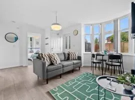 Modern 4BR, Sleeps 8, 3 bath, free parking