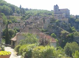 Charme, jardin et vue panoramique en plein coeur de St-Cirq, hotel in Saint-Cirq-Lapopie