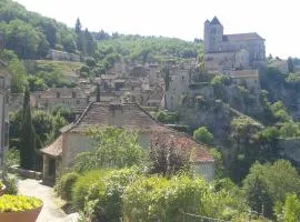 Charme, jardin et vue panoramique en plein coeur de St-Cirq