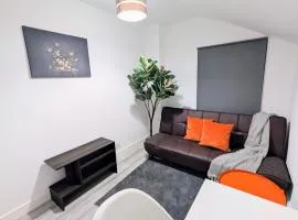 Chic En-suite Room with Office Garden and Parking New Renovation