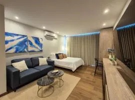 Moderna suite con balcón a pasos de la playa