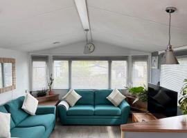Stylish Family Friendly 3-Bed Caravan Escape at Seven Bays Park, campamento en St Merryn