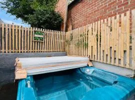 Peaceful location with FREE parking for 2 cars - hosts up to 4- business or leisure stays, inc hot-tub-Netflix-complimentary breakfast