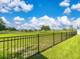 Spacious Lake View 3BR in The Villages With Golf Cart & Patio, Hotel in Sumterville