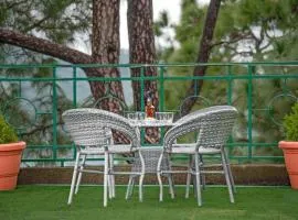 Exotic Stays I The Woods View I Memorable I Open Air Lawn & Roof top I Bonfire I Nature Walk I Serviced Apartments I Kasauli