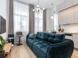 NEW! Premium Design, Free Locked Parking, 5 min to the Old Town