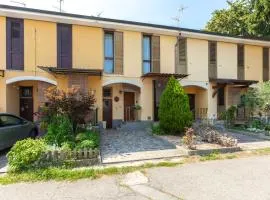 Bright Villa with Balcony and Jacuzzi, Milan Area