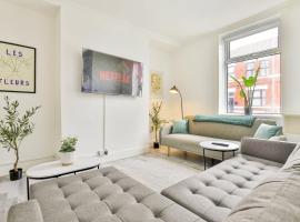 Hollins House, Free Street Parking, Long or Short Stays - by NMB Property，位于Hollinwood的酒店