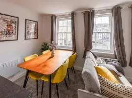 Bright 1 Bed Harbour-side Apartment with Sea Views