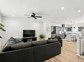 Modern Townhome Retreat in Prime Location townhouse