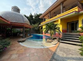 Los Encantos, hostel in Temixco