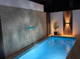 JolikaS House Heated Pool and EV point, Hotel in Fernão Ferro