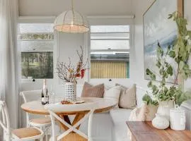 Bluewood Cottage - Cozy Charm, Steps from the City