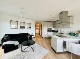 Superb Apartment In Maidstone With Balcony View - Private Parking