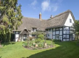 Beautiful 4 Bedroom Cotswold Thatched Cottage