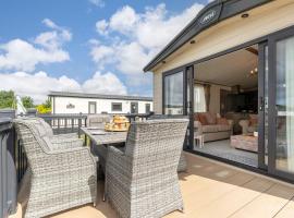 Peaceful Millers Lodge at The Cotswold Water Park、サウス・サーニーのロッジ