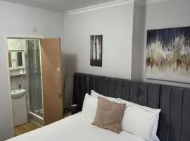 247 Serviced Rooms Self catering