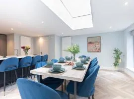 Stylish 5 Bedroom 4 Bathroom Townhouse