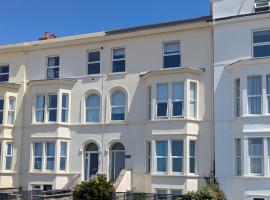 Sandy Toes - Top floor with stunning sea view! Dogs welcome on request, extra fee, παραλιακό ξενοδοχείο σε Burnham on Sea