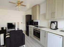 3-Bed Bungalow-Garden and Free Parking, bungalov v destinaci Slades Green