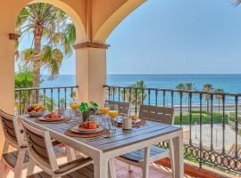 Marina XI Enjoy the Sun, Sea Views, Pools & BBQ Steps from the Beach in Mijas Costa & Fuengirola, hotel i Mijas Costa