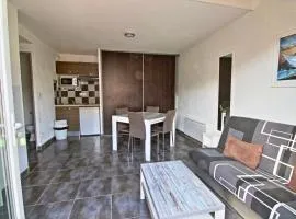 Villa F2 piscine et jardin