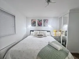 Colchester Cosy 3-Bed House, 2 Free parking, Fast WiFi, Pets allowed, City Centre