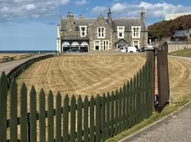 Strathlene House Retreat - 5 bed deluxe Business or Holiday Accommodation