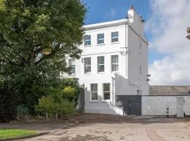 Comfortable 1-Bed Flat Near Pittville Park