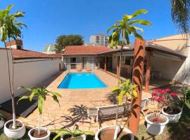 Casa com área de lazer completa，位于里贝朗普雷托的酒店