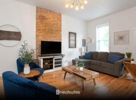 2BR Townhome - Free Parking, Minutes to Stadiums、コビントンのホテル