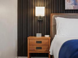 PFR Suites - Highland, 3BR 2BA Shadyside Condo, ADA, 2 Decks and Off-Street Parking, hotel in Pittsburgh