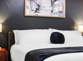 PFR Suites - Highland, 3BR 2BA Shadyside Condo, ADA, Free Parking, hotel in Pittsburgh