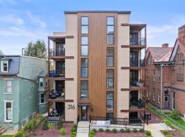 PFR Suites - Highland, 3BR 2BA Shadyside Condo, Penthouse Unit, 2 Decks, Off-Street Parking, 4th Floor Walkup, hotel in Pittsburgh