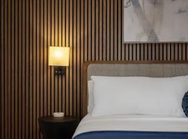 PFR Suites - Highland, 3BR 2BA Shadyside Condo, 2 Decks, 3rd Floor Walkup, hotel in Pittsburgh